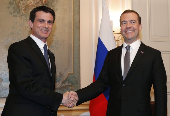 Der französische Premierminister Manuel Valls (links) hat sich in München auch mit dem russischen Premierminister Dimitri Medwedew getroffen.
