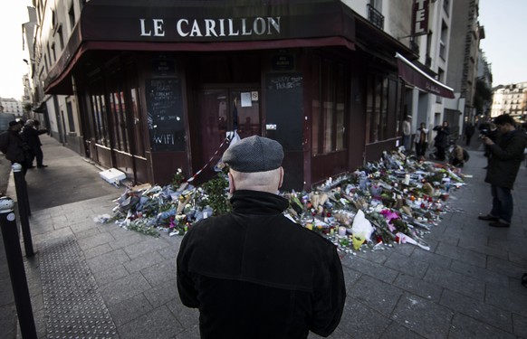 Bei den Attacken in Paris wurden Restaurants von einem vorbeifahrenden Auto aus beschossen. Dabei kamen zahlreiche Menschen ums Leben.