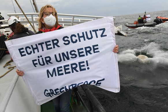 26.07.2020, Mecklenburg-Vorpommern, Sassnitz: Greenpeace-Aktivisten versenken vom Greenpeace-Schiff &quot;Beluga II&quot; aus vor der Ostsee-Insel R