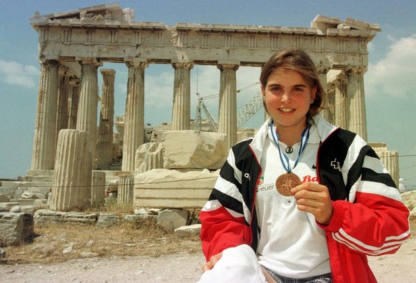 Anita Weyermann zeigt stolz ihre Medaille auf der Akropolis in Athen am Mittwoch, 6. August 1997. (KEYSTONE/Christoph Ruckstuhl)