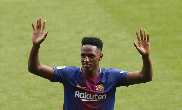 Barcelona&#039;s new signing Colombia&#039;s Yerry Mina gestures during his official presentation at the Camp Nou stadium in Barcelona, Spain, Saturday, Jan. 13, 2018. Mina took off his shoes and sock ...