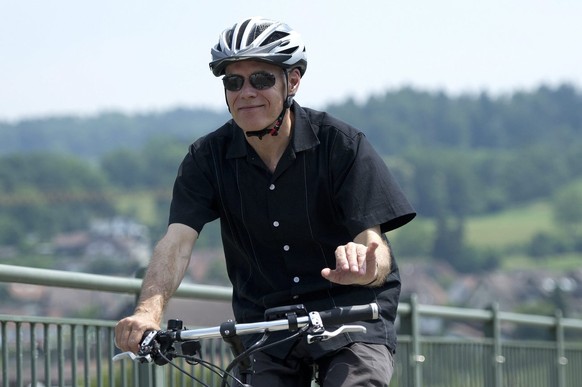 Bundesrat Moritz Leuenberger unterwegs auf einem E-Bike auf der Bundesrats Reise am Freitag 2. Juli 2010 in Rottenschwil (AG). (KEYSTONE/Peter Schneider)