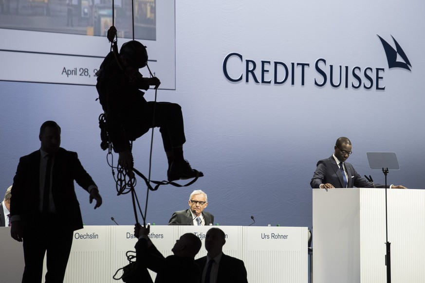 JAHRESRUECKBLICK 2017 - NATIONAL - Tidjane Thiam, CEO of Switzerland&#039;s second biggest bank Credit Suisse (CS), right, speaks next to Urs Rohner, president of the board, center, during the general ...