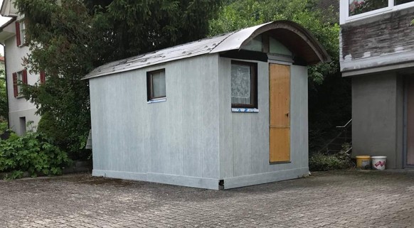 In dieser Hütte auf dem Parkplatz seines Elternhauses soll der Beschuldigte zwischenzeitlich in der Schweiz gelebt hRaben.
