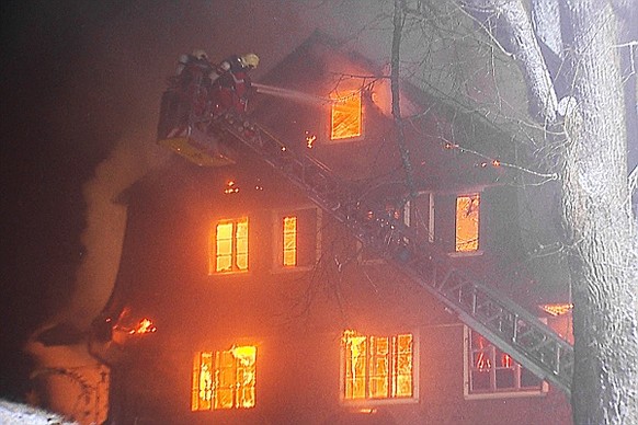 Kurz vor Mitternacht wurden den Feuerwehren der Brand eines Gebäudes in Sternenberg (Gemeinde Bauma ZH) gemeldet. Beim Brandobjekt handelt es sich um das Restaurant Sternen, welches durch den Film &qu ...