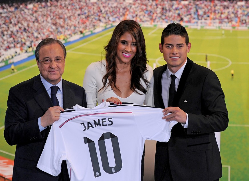 Stolz präsentieren Rodriguez, seine Frau Daniela Ospina und&nbsp;Real-Präsident Florentino Perez das Trikot mit der Nummer 10.&nbsp;