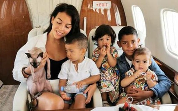 Familie Ronaldo im Flugzeug.