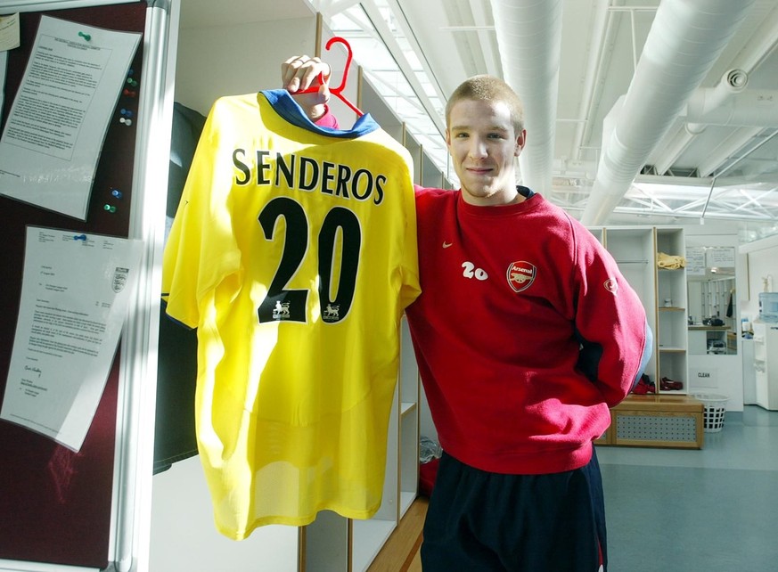 Arsenal soccer player Philippe Senderos holds his shirt in the locker room at Arsenal&#039;s training ground 29 September 2003. (KEYSTONE/EPA/GERRY PENNY)