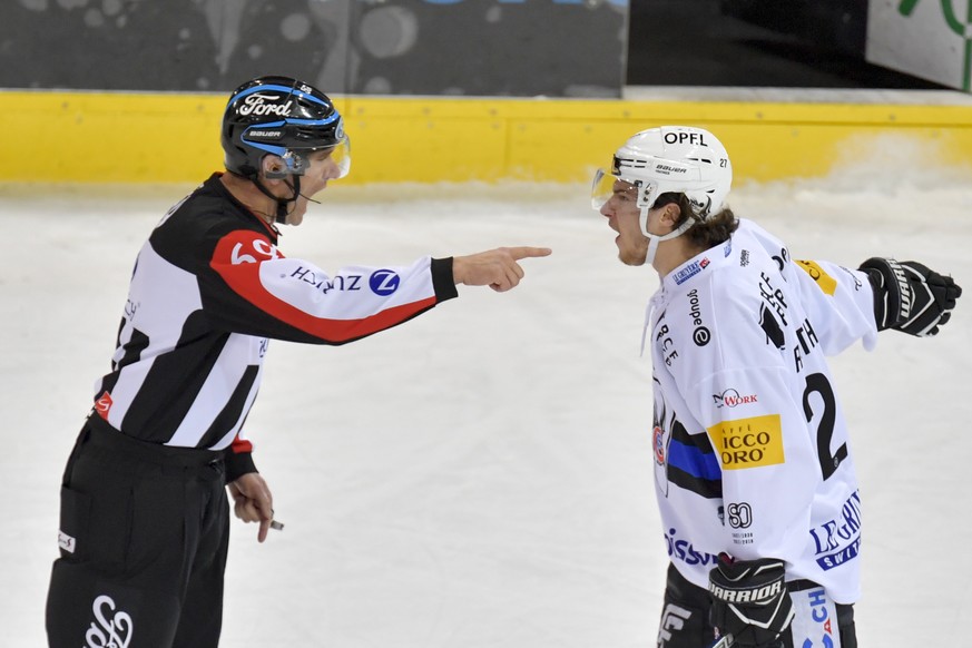 Der Fribourger Yannick Rathgeb streitet sich nach Spielende mit dem Schiedsrichter Marco Prugger ueber ein wie dieser meint Fehlentscheid, beim Eishockey Meisterschaftsspiel in der Qualifikation der N ...