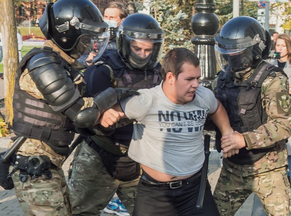 Die Polizei verhaftet einen Demonstranten w