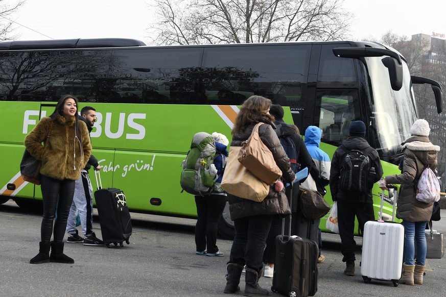 Reisende warten auf die Abfahrt eines Flixbuses auf dem Carparkplatz in Zuerich am Donnerstag, 8. Dezember 2016. Die Gewerkschaft des Verkehrspersonals SEV hat am Donnerstagmorgen in Zuerich gegen int ...
