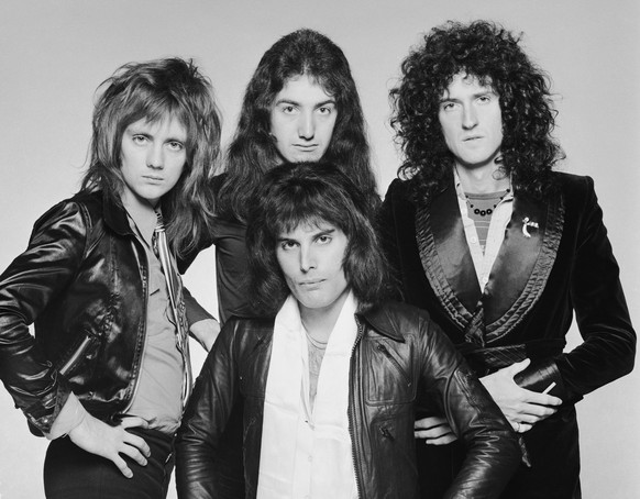 British rock band Queen, circa 1975. Clockwise from front, singer Freddie Mercury (1946 - 1991), drummer Roger Taylor, bassist John Deacon and guitarist Brian May. (Photo by Terry O&#039;Neill/Hulton  ...