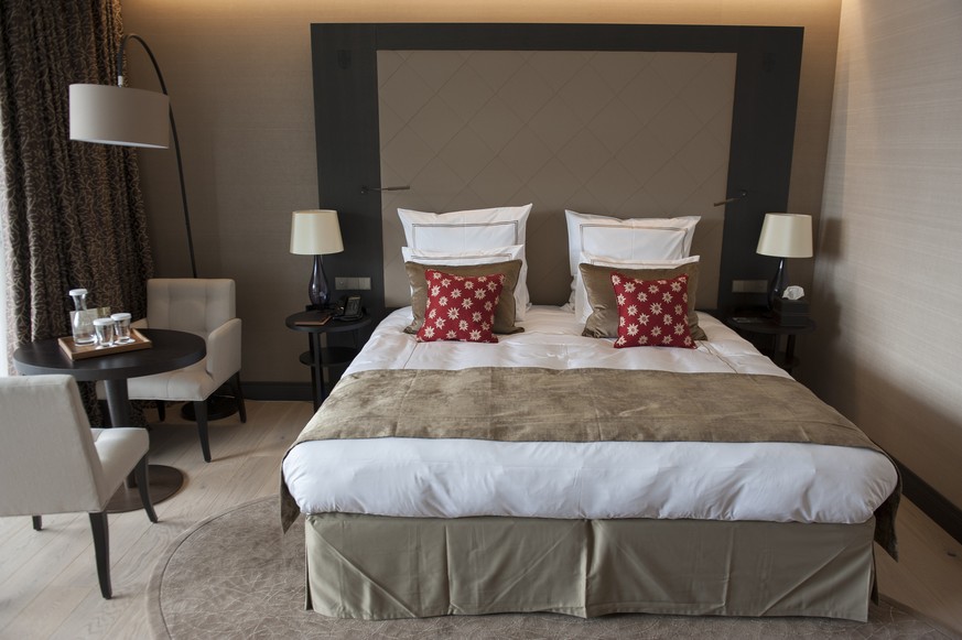ARCHIV --- Das Bett in einer Alpine Deluxe Suite des &quot;Intercontinental Davos Resort&amp;Spa&quot;, aufgenommen am Freitag, 10. Januar 2014, in Davos. Das Hotel umfasst 216 Zimmer und Suiten und w ...