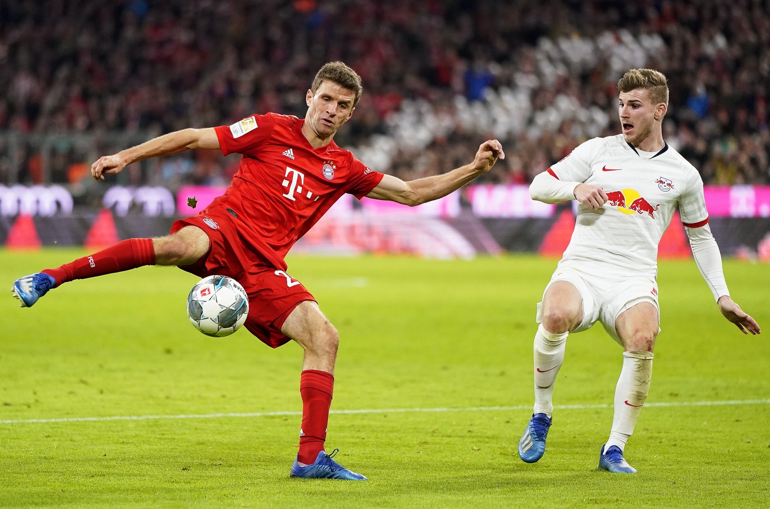 epa08206276 Bayern Munich&#039;s Thomas Mueller (L) in action against Leipzig&#039;s Timo Werner (R) during the German Bundesliga soccer match between FC Bayern Munich and RB Leipzig in Munich, German ...