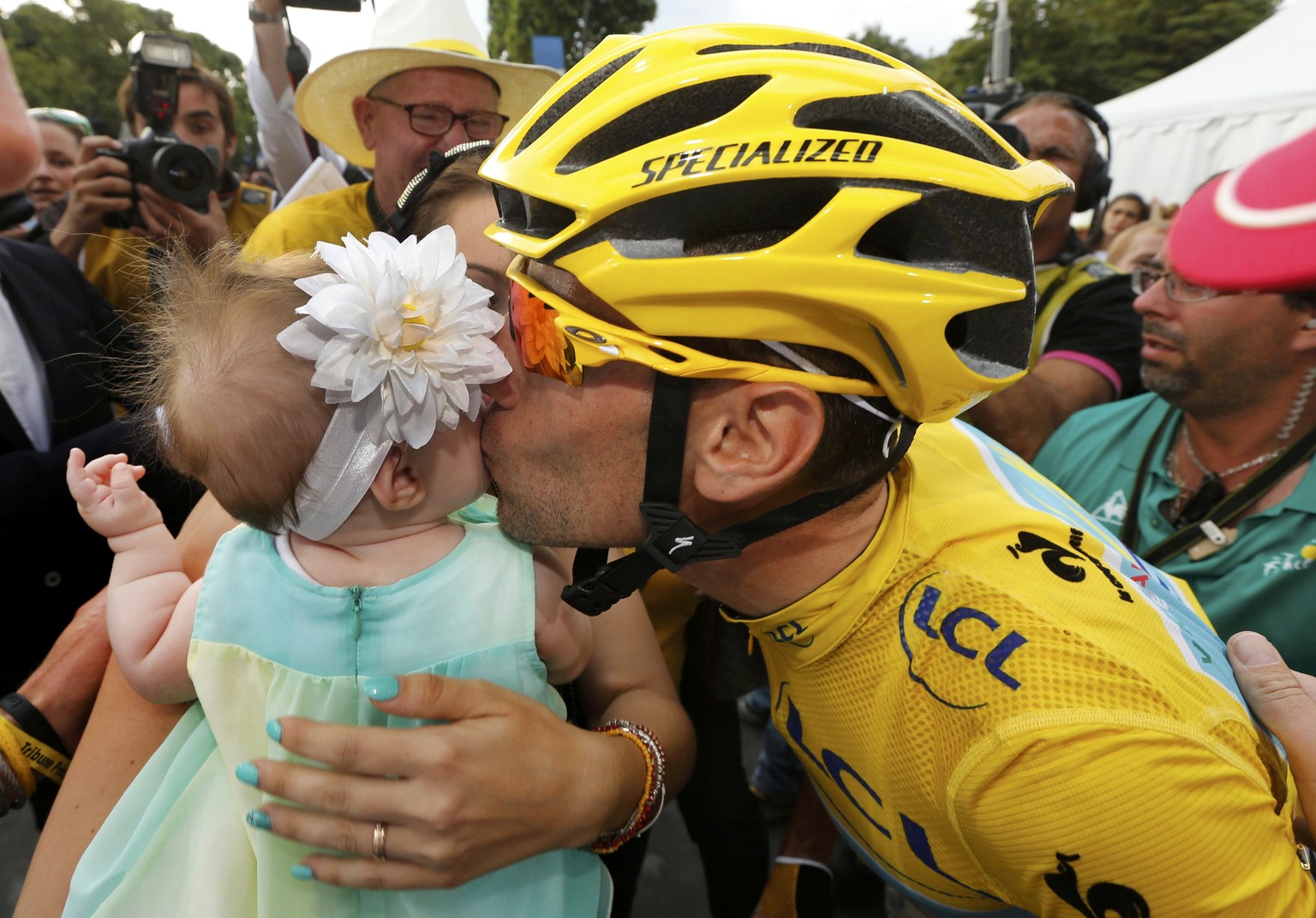 Das Küsschen fürs Töchterchen von Tour-Sieger Vincenzo Nibali.