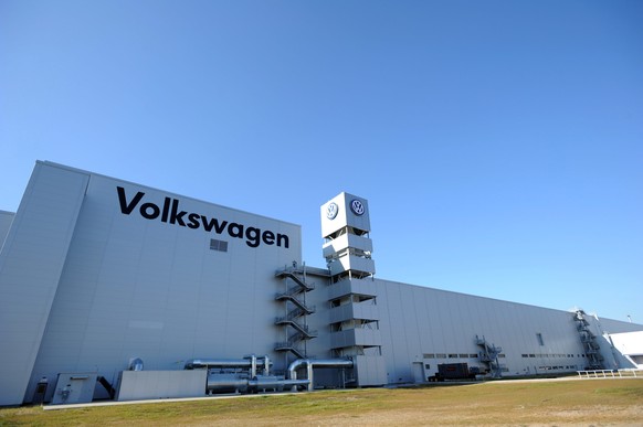 epa04942155 (FILE) A file photo dated 21 February 2012 shows an exterior view of the Volkswagen automobile assembly plant in Chattanooga, Tennessee, USA. Volkswagen&#039;s shares plunged on 21 Septemb ...