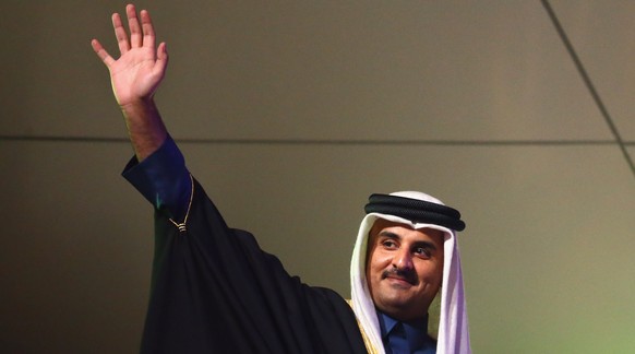 Scheich Tamim bin Hamad Al Thani grüsst bei der Eröffnungsfeier der Handball-WM. Der erst 34-Jährige ist das Staatsoberhaupt des Emirats Katar.