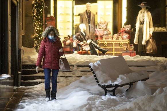 Eine Frau ist bei starkem Schneefall unterwegs in St. Moritz, am Samstag, 5. Dezember 2020. (KEYSTONE/Alexandra Wey)