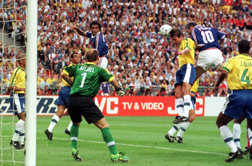 ARCHIV - ZU DEN RUECKBLICKEN AUF DIE WM 1998, 2002 UND 2006 STELLEN WIR IHNEN FOLGENDES BILDMATERIAL ZUR VERFUEGUNG - Zinedine Zidane of France, 2nd right 10, heads home the opening goal past Brazilia ...