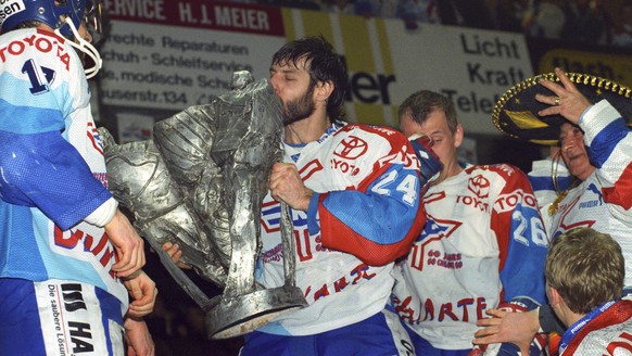 Der Eishockeyspieler Felix Hollenstein des EHC Kloten kuesst am 1. April 1995 im Stadion Schluefweg in Kloten, Schweiz, den Pokal der Schweizer Eishockeymeisterschaft. (KEYSTONE/Str)