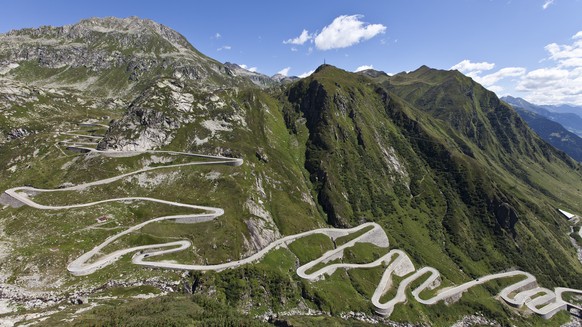 Der Gotthard-Pass mitten in der Natur.