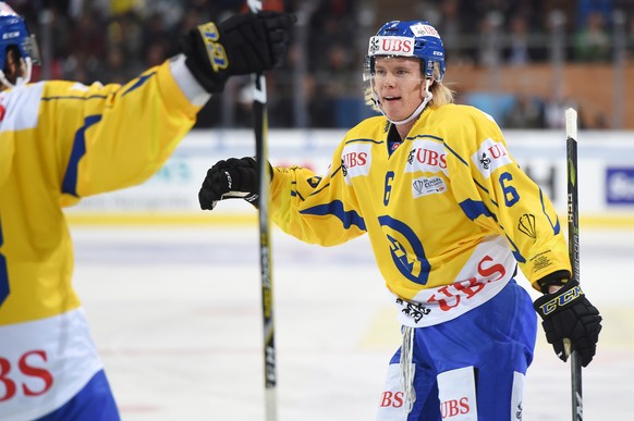 epa06408446 Davos` goalgetter Sam Lofquist celebrates after scoring the 1:0 during the game between Team Canada and HC Davos at the 91th Spengler Cup ice hockey tournament in Davos, Switzerland, Thurs ...