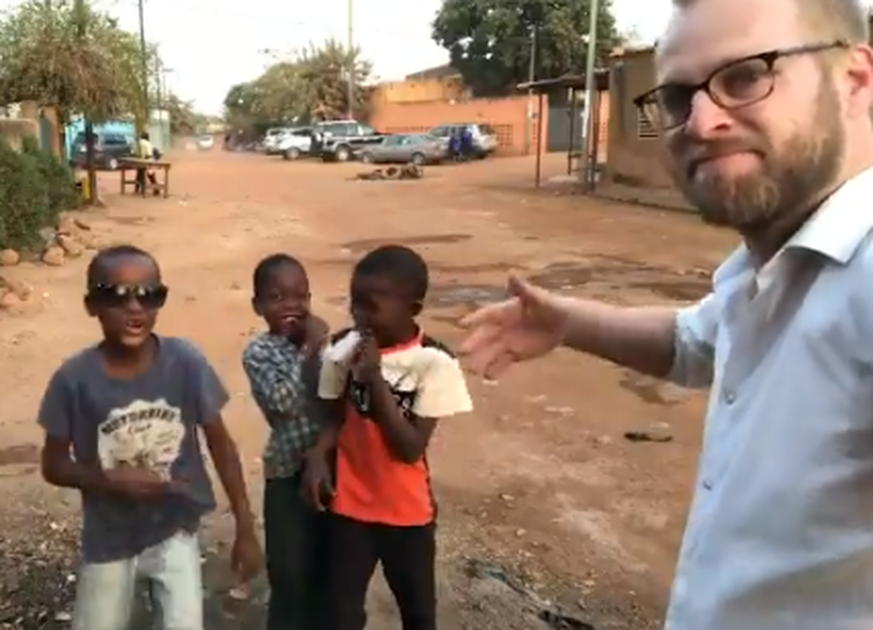 SRF-Korrespondent Samuel Burri bei den etwas anderen Dreharbeiten in Burkina Faso.