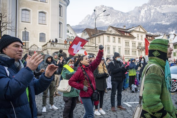 Demonstranten anlaesslich einer Kundgebung des Aktionsbuendnis Urkantone fuer eine vernuenftige Corona-Politik auf dem Hauptplatz in Schwyz vom Samstag, 9. Januar 2021. (KEYSTONE/Urs Flueeler)