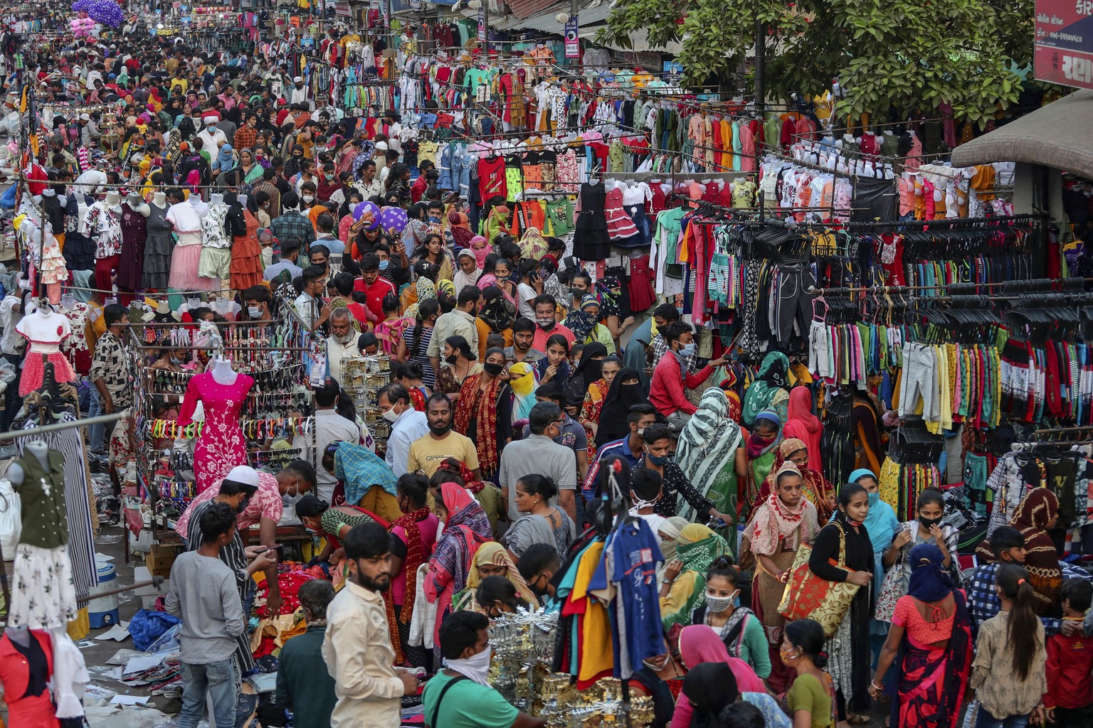 Indians throng a market for shopping ahead of Hindu festival Diwali in Ahmedabad, India, Monday, Nov. 9, 2020. India&#039;s tally of coronavirus cases is currently the second largest in the world behi ...