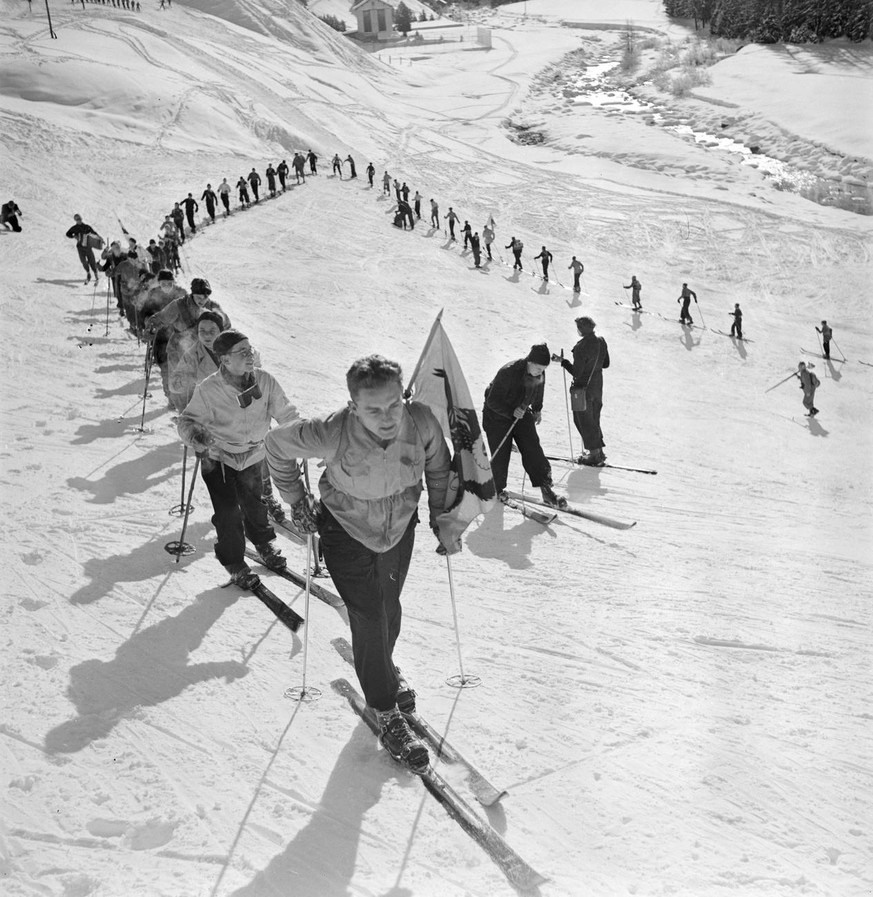 Eine Skitour waehrend dem ersten Jugendskilager, JUSKILA, des Schweizerischen Skiverbandes, in Pontresina, Kanton Graubuenden, aufgenommen Anfang Januar 1941. (KEYSTONE/PHOTOPRESS-ARCHIV/Fred Eberhard ...