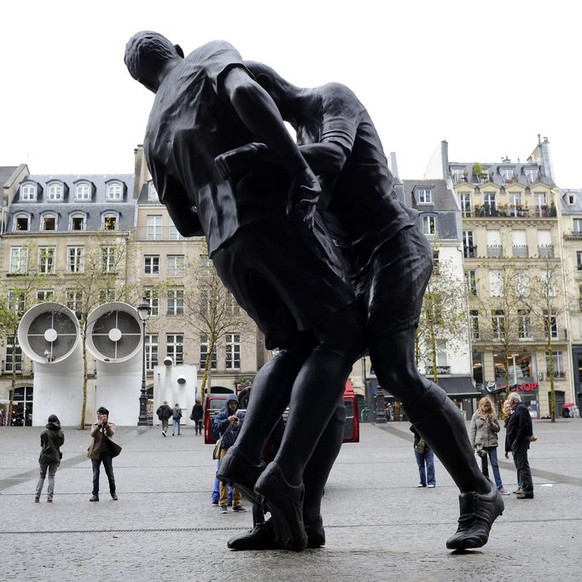 epa03412192 Visitors take pictures of a sculpture entitled &#039;coup de tete&#039; (headbutt) by French artist Adel Abdessemed that represents former French soccer player Zinedine Zidane headbutting  ...