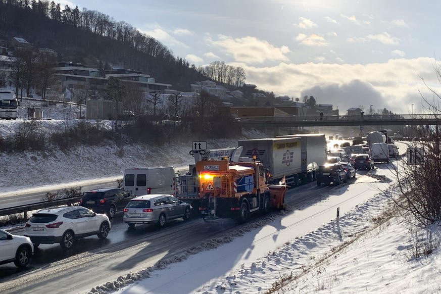 Un chasse neige passe a cote de voitures arretees dans un bouchon suite aux chutes de neige sur l&#039;Autoroute A9 ce mardi 29 janvier 2019 a Lutry. (KEYSTONE/Laurent Darbellay)