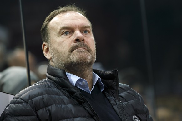 Tigers&#039; Head coach Heinz Ehlers looks the game, during a National League regular season game of the Swiss Championship between Geneve-Servette HC and SCL Tigers, at the ice stadium Les Vernets, i ...