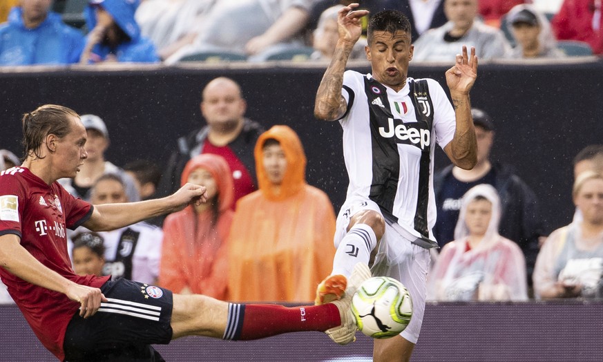 Juventus&#039; Joao Cancelo, right, and FC Bayern&#039;s Ryan Johansson, left, vie for the ball during the first half of an International Champions Cup tournament soccer match in Philadelphia, Wednesd ...