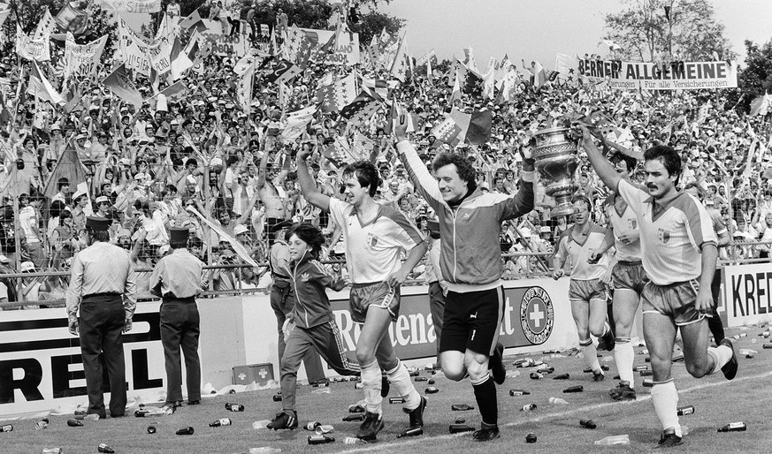 Die Sion-Spieler Georges Bregy, Alain Balet und Lopez, von links nach rechts, rennen am Pfingstmontag, 31. Mai 1982, nach ihrem Sieg beim Schweizer Fussball Cupfinal gegen den FC Basel im Stadion Wank ...