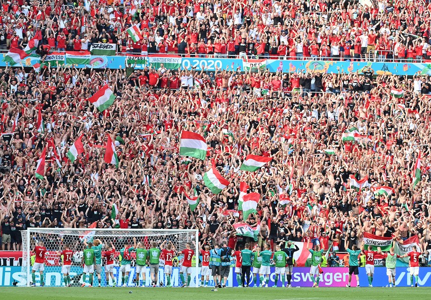 epa09285816 Players of Hungary celebrate with the fans after the UEFA EURO 2020 group F preliminary round soccer match between Hungary and France in Budapest, Hungary, 19 June 2021. EPA/Tibor Illyes / ...