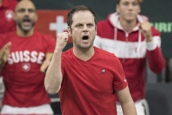 epa07024845 Switzerland&#039;s Davis Cup Team captain Severin Luethi reacts during the fourth match of the Davis Cup world group playoffs between Switzerland and Sweden at the Swiss Tennis Arena in Bi ...
