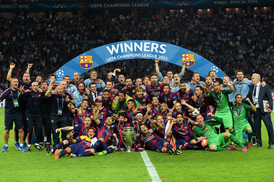 epa04787140 FC Barcelona players celebrate with the trophy after the UEFA Champions League final between Juventus FC and FC Barcelona at the Olympic stadium in Berlin, Germany, 06 June 2015. Barcelona ...