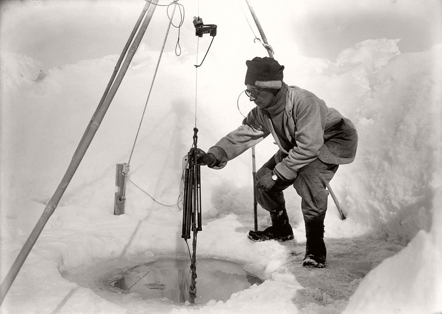 Der Biologe Edward Nelson widmet sich einem Experiment in einem Eisloch. Das wissenschaftliche Team der Terra-Nova-Expedition war das bisher grösste in der Antarktis, ein Teil von Scotts Ziel, «jeden  ...