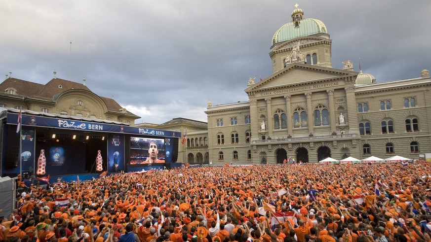 Dutch soccer fans cheer as they watch the live screening of the Euro 2008 European Soccer Championship Group C match between the Netherlands and France, at the fan zone in Bern, on Friday June 13, 200 ...