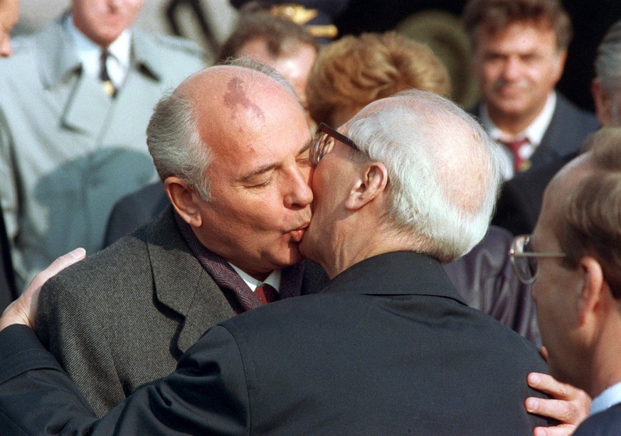 Der sowjetische Staats- und Parteichef Michail Gorbatschow (links) wird nach seiner Ankunft zu den Feierlichkeiten zum 40jaehrigen Staatsjubilaeum der DDR am 8. Oktober 1989 in Ost-Berlin von dem Staa ...