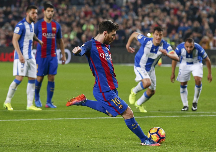 Football Soccer - Barcelona v Leganes - Spanish La Liga Santander - Camp Nou stadium, Barcelona, Spain - 19/02/17 - Barcelona&#039;s Lionel Messi scores a penalty against Leganes. REUTERS/Albert Gea