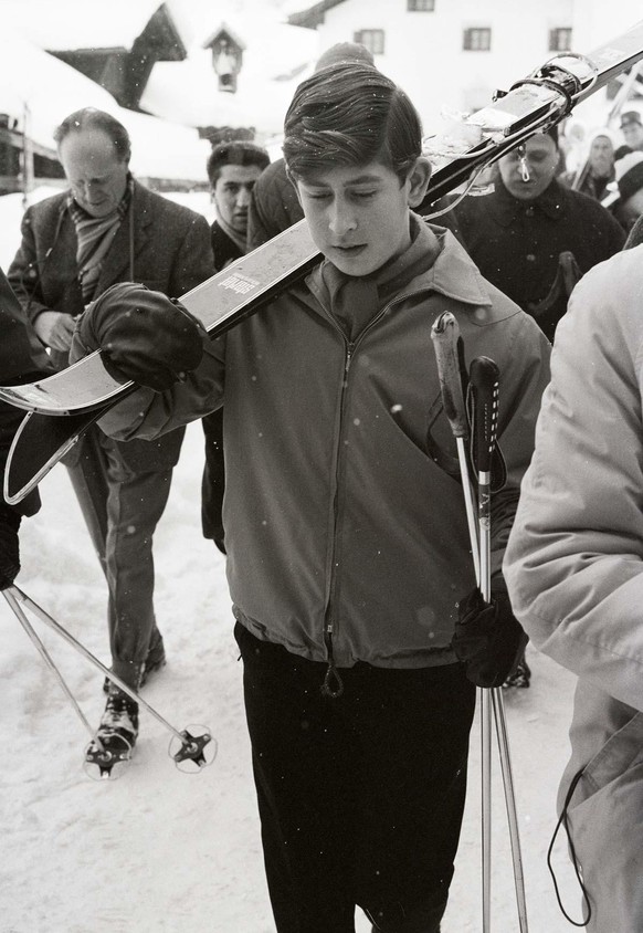 Prinz Charles 1963 in Scuol-Tarasp: Hier lernt er das Skifahren, das seine Leidenschaft werden wird.
http://doi.org/10.3932/ethz-a-000249284