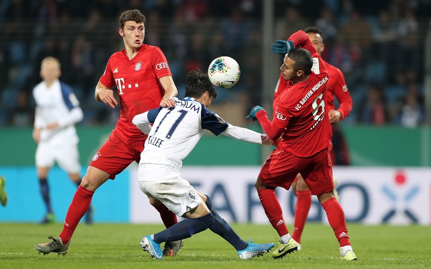epa07958560 Bayern&#039;s Benjamin Pavard (L) and Bayern&#039;s Thiago (R) in action against Bochum&#039;s Chung Yong Lee (C) during the German DFB Cup second round soccer match between VfL Bochum and ...