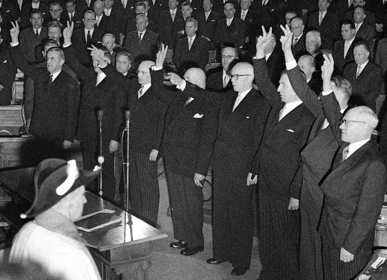 Die Vereidigung des neuen Bundesrates fand am 17. Dezember 1959 in Bern statt; von links: Bundespraesident Max Petitpierre (FDP, Politisches Departement, bisher), Paul Chaudet (FDP, Militaer, bisher), ...