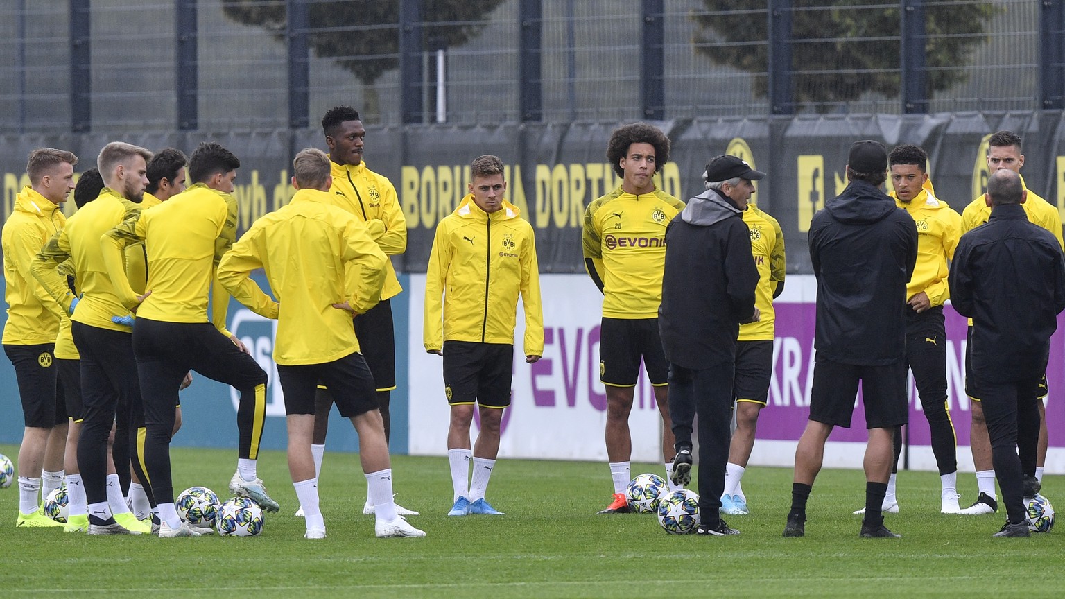 Dortmund&#039;s head coach Lucien Favre talks to his team during a training session prior to their Group F Champions League soccer match between Borussia Dortmund and FC Barcelona in Dortmund, Germany ...