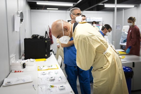 Bundesrat Alain Berset besichtigt in einem Labor Resultate von Corona Schnelltests, waehrend einem Besuch in der Abklaerungs- und Teststation ATS Feldreben, am Donnerstag, 3. Dezember 2020, in Muttenz ...