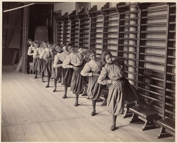 Turnstunde für Mädchen an der Charlestown High School in Boston, 1893.