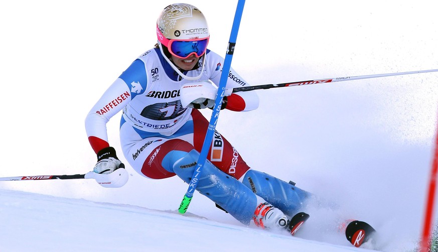 epa05670428 Michelle Gisin of Switzerland clears a gate during the Women&#039;s Slalom race at the FIS Alpine Skiing World Cup event in Sestriere, Italy, 11 December 2016. EPA/ANDREA SOLERO