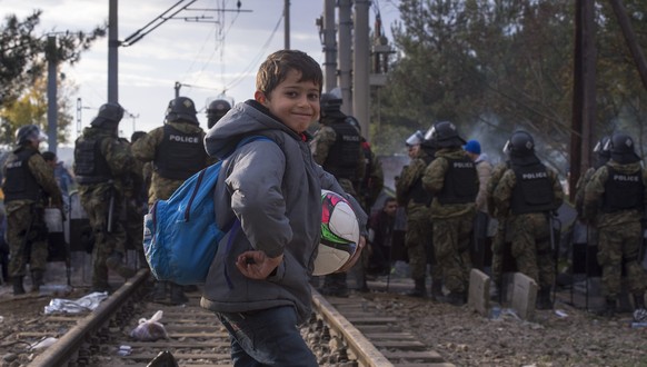Ein Flüchtlingskind an der Grenze zwischen Griechenland und Mazedonien.